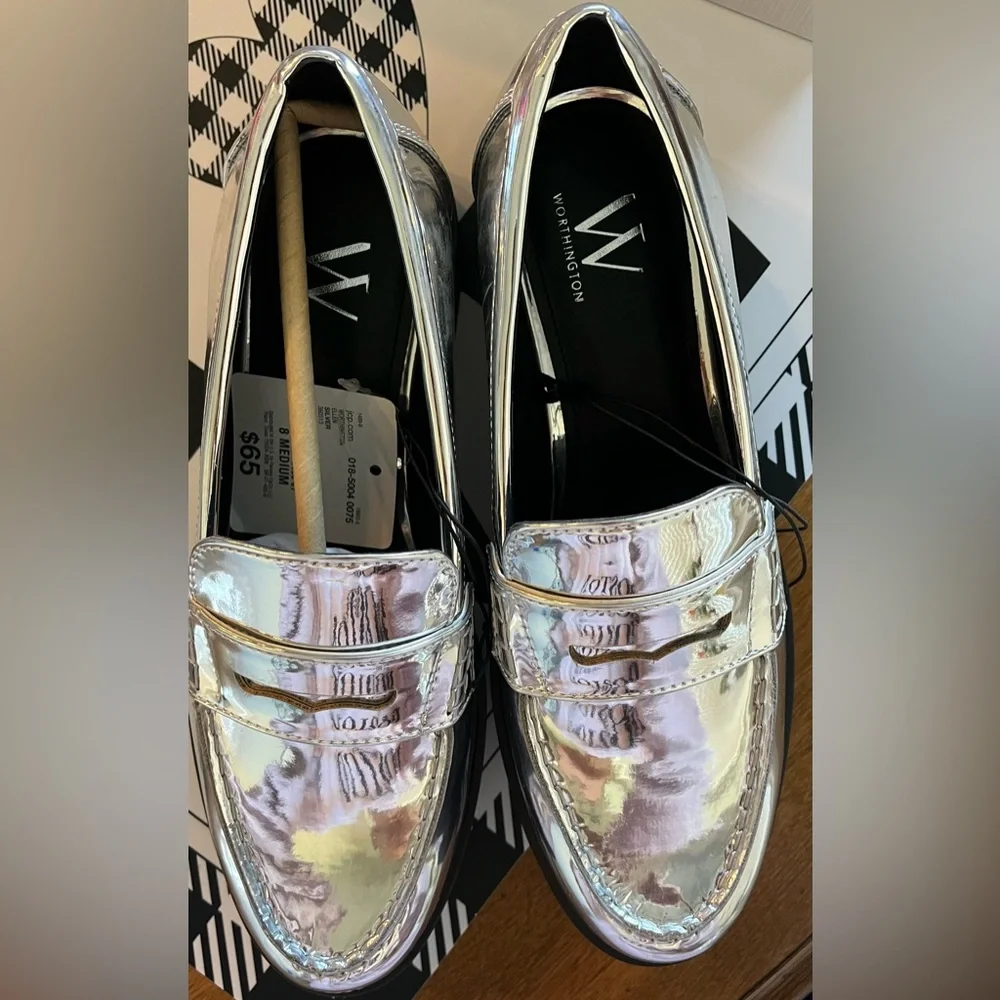 Worthington Shiny Silver Penny Loafers JC Penny Trending Size 8 New in Box - Picture 5 of 6